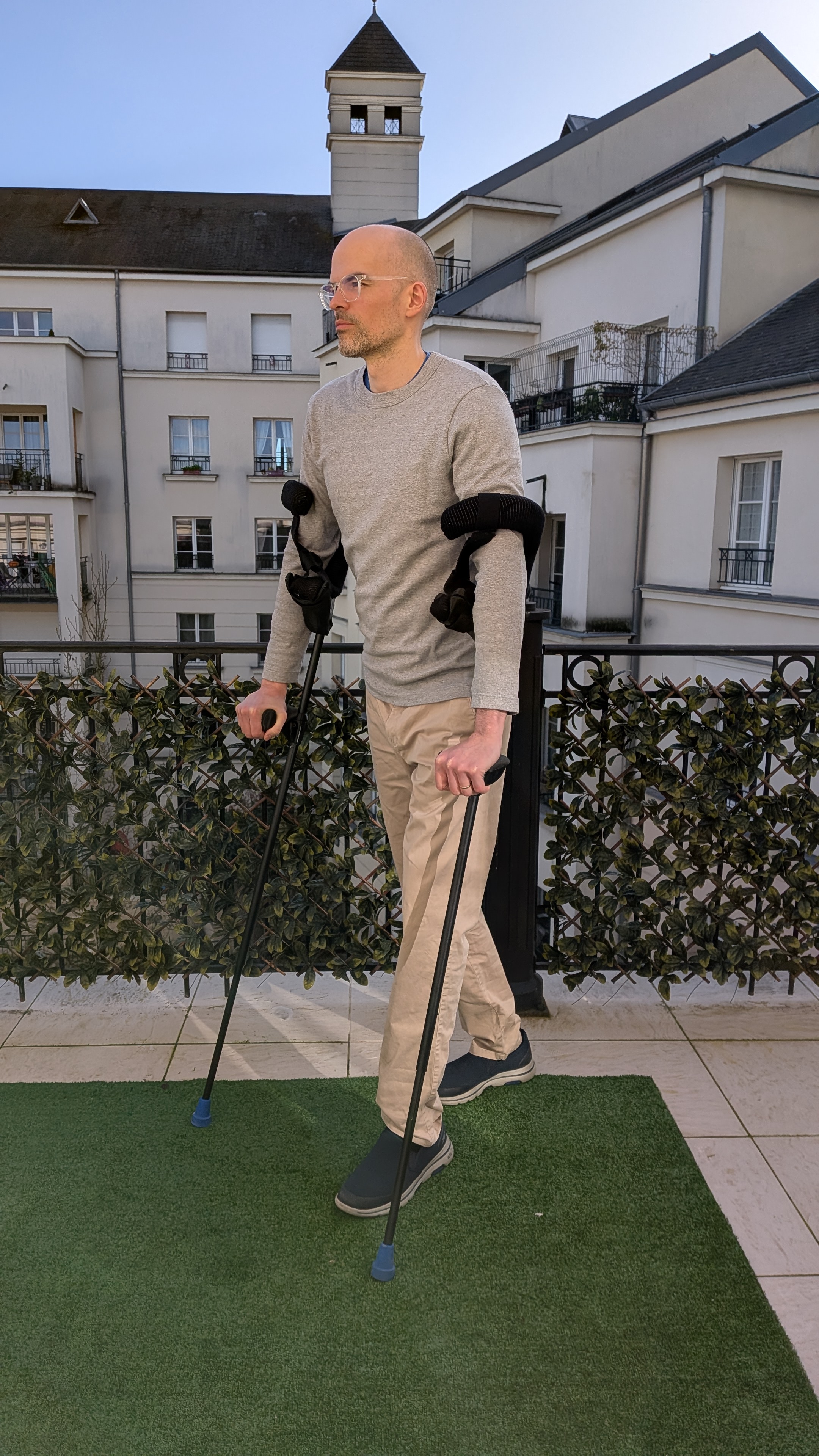Un homme avec deux béquilles legmio. A man with 2 legmio crutches.